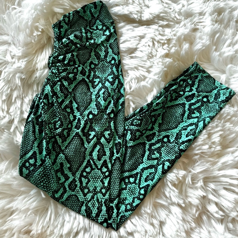 - LiCi Fit- Boa Scrunch Butt Leggings